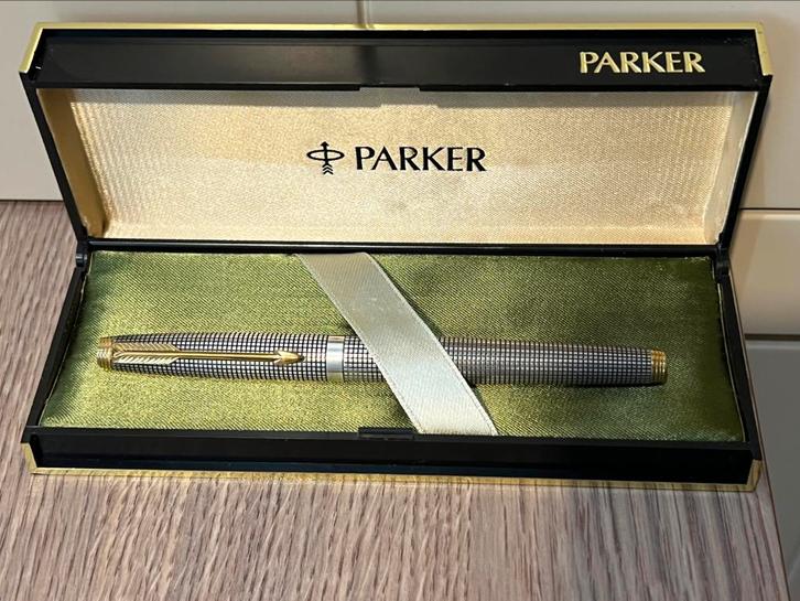 Parker 75 sterling silver Ciselè 14k F punt in nieuwestaat, Verzamelen, Pennenverzamelingen, Zo goed als nieuw, Parker, Ophalen of Verzenden