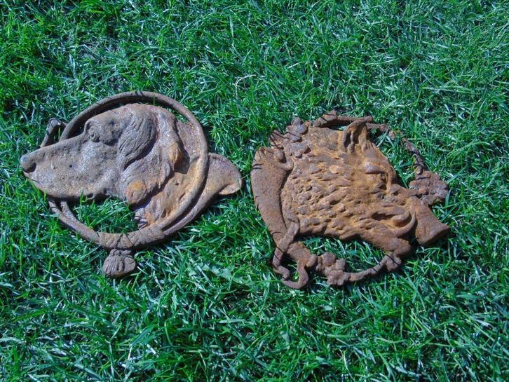 Roestig gietijzeren fronton, jachthond en everzwijn, Tuin en Terras, Tuinwanddecoratie, Nieuw, Ophalen