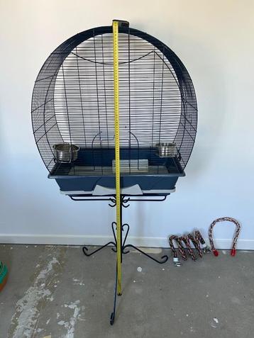 Vogelkooi met voet beschikbaar voor biedingen