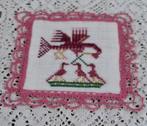 Klein borduurwerkje, vogel met jong, roze gekantklost randje, Antiek en Kunst, Ophalen of Verzenden