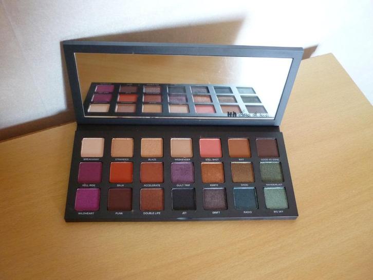 Urban Decay Born to run Eyeshadow palette oogschaduw, Handtassen en Accessoires, Uiterlijk | Cosmetica en Make-up, Ophalen of Verzenden