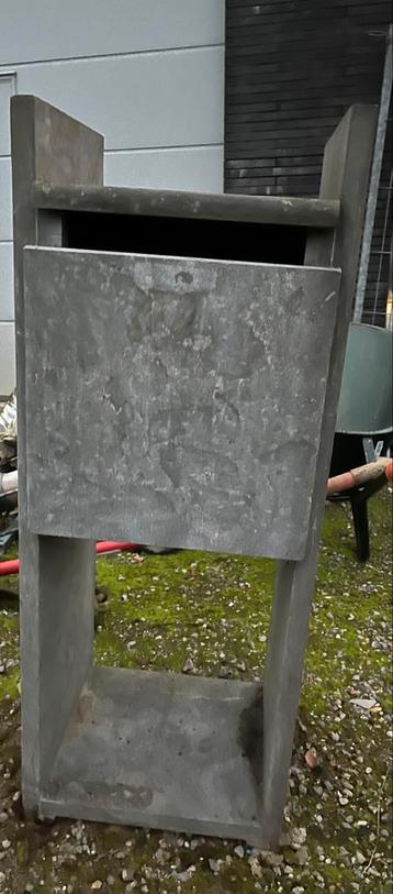 Brievenbus met sleuteltjes beschikbaar voor biedingen