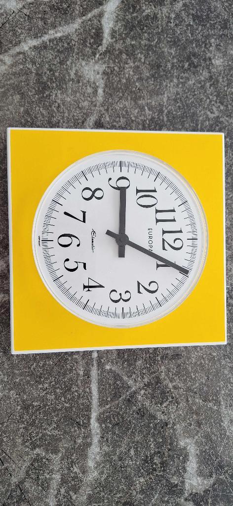 Klok Europa Uhren - Geel plastieken klok, Antiquités & Art, Antiquités | Horloges, Enlèvement ou Envoi