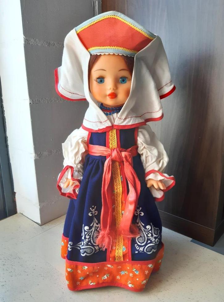 Prachtige vintage pop in traditionele Russische klederdracht, Verzamelen, Poppen, Gebruikt, Pop, Ophalen of Verzenden