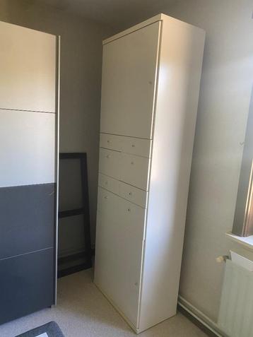 Kast beschikbaar voor biedingen