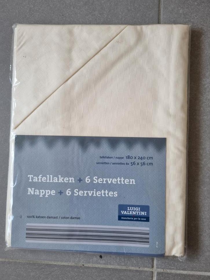 Nieuw in verpakking  Tafelkleed 180 x 240 cm  6 servetten 56, Huis en Inrichting, Tafelkleden, Zo goed als nieuw, Ophalen of Verzenden