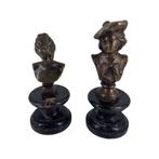 Twee Napoleon III-bronzen op zwarte houten sokkels