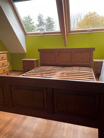 Bed 140 x 200 met bijhorende ladenkast en 2 nachtkastjes beschikbaar voor biedingen