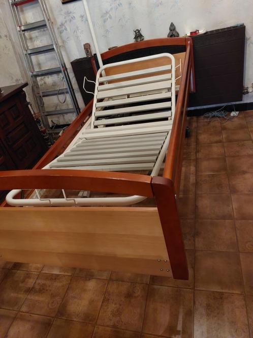 elektrisch hoog laag bed met optrekbeugel en op wielen, Diversen, Verpleegmiddelen, Gebruikt, Ophalen