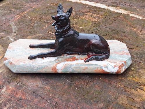 Pracht antieke hond van Zamak op een marmeren plateau😍, Antiquités & Art, Curiosités & Brocante, Enlèvement ou Envoi