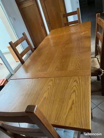 eikenhouten tafel en stoel beschikbaar voor biedingen