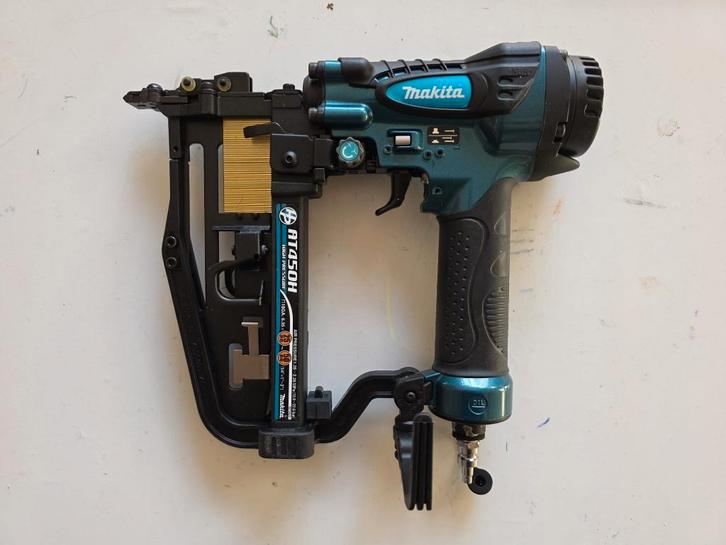 Makita AT450H - Nietmachine Tacker, Bricolage & Construction, Quincaillerie & Fixations, Comme neuf, Clous, Moins de 50 mm, Enlèvement ou Envoi