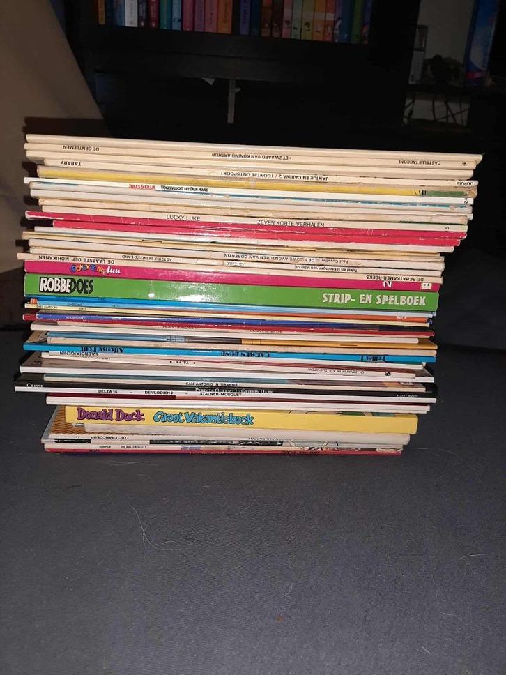 50x verschillende strips vakantie set 25 euro weg is weg, Boeken, Stripverhalen, Gelezen, Meerdere stripboeken, Ophalen of Verzenden