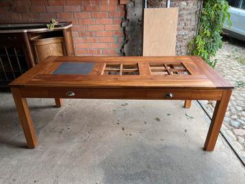 Robuuste houten eettafel beschikbaar voor biedingen