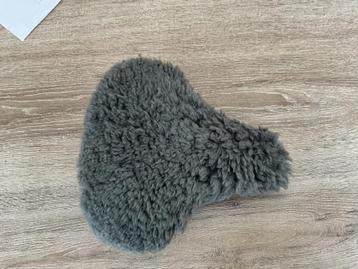 Comfortabel fietszadel met schapenpels beschikbaar voor biedingen