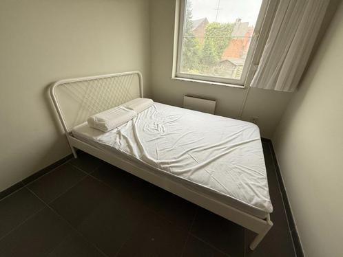 Bed + matras 140x200 IKEA, Huis en Inrichting, Slaapkamer | Bedden, Zo goed als nieuw, Twijfelaar, 140 cm, 200 cm, Metaal, Wit