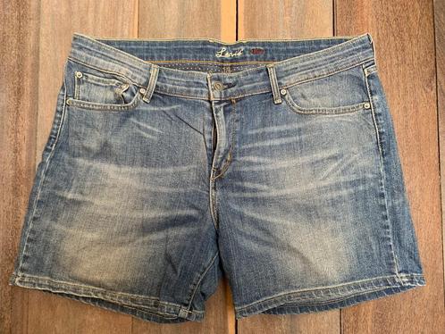 Levi's jeans short blauw W 32 dame washed snor, Kleding | Dames, Spijkerbroeken en Jeans, Gedragen, W30 - W32 (confectie 38/40)