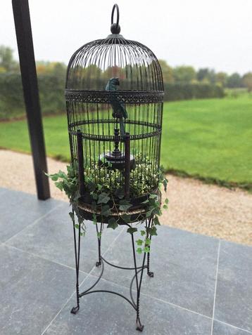 Vogelkooi in Victoriaanse Stijl beschikbaar voor biedingen