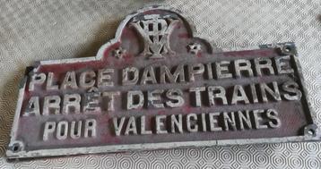 Antieke gietijzeren plaat beschikbaar voor biedingen