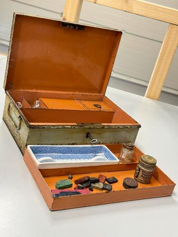 Boîte peinture métal 1849 du début l'ère victorienne + clé
