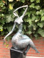 bronzen vrouw art abstacte modern elegante dame op marmer, Antiek en Kunst, Ophalen of Verzenden