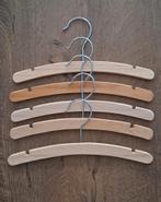 46 houten baby kleerhangers, Kinderen en Baby's, Ophalen of Verzenden, Zo goed als nieuw