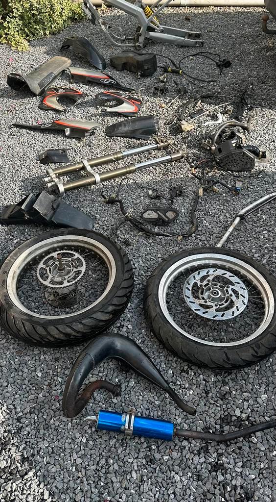 Reserveonderdelen voor derbi senda, drd 50/125 motorfiets 50, Fietsen en Brommers, Brommeronderdelen | Algemeen, Frame, Ophalen of Verzenden