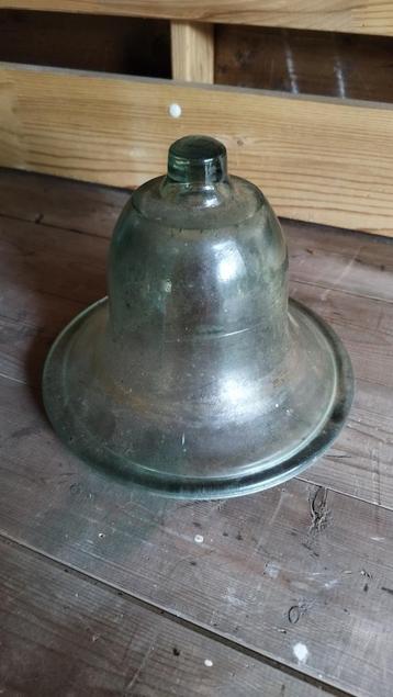 Glazen bel beschikbaar voor biedingen