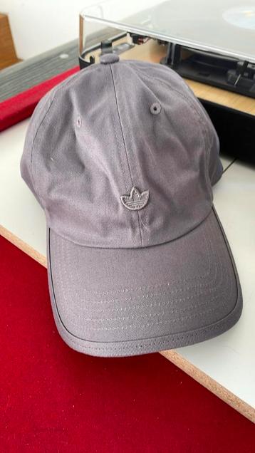 Adidas pet (nooit gedragen) beschikbaar voor biedingen