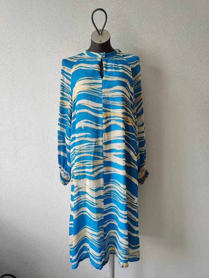 Lichtblauwe lange jurk – maat 40 – Xandres, Kleding | Dames, Jurken, Zo goed als nieuw, Maat 38/40 (M), Blauw, Onder de knie, Ophalen of Verzenden