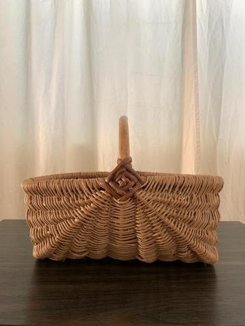 Antieke mand (rotan/rieten — hout) beschikbaar voor biedingen
