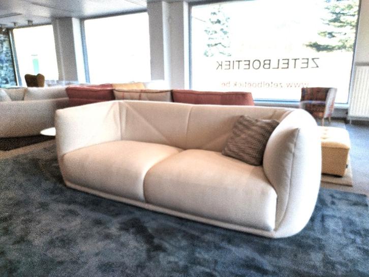 Saba Italia Vela designzetel toonzaalmodel met grote korting, Huis en Inrichting, Zetels | Zetels, Zo goed als nieuw, Rechte bank