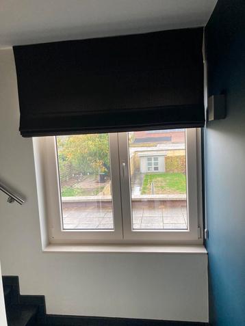 Verduisterende rolgordijnen beschikbaar voor biedingen