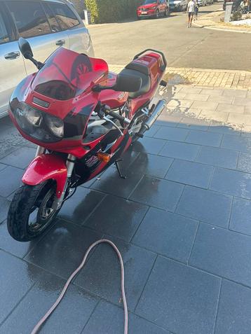 Gsxr 1100 OLDTIMER uit 1993 beschikbaar voor biedingen