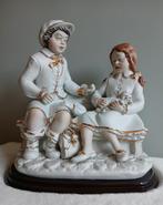 Oud beeld Capodimonte "Koppel op bank "., Antiek en Kunst, Ophalen