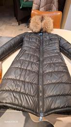 Donsen jas met grote kap met prachtige pels, Enlèvement