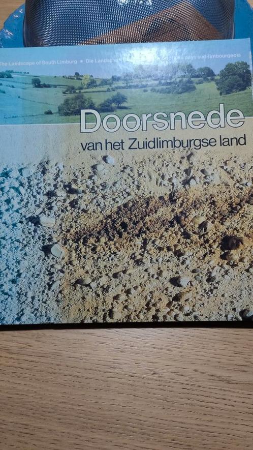 Doorsnede van het Zuid-Limburgse land. DSM Uitgave., Boeken, Natuur, Gelezen, Ophalen of Verzenden