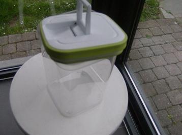 Curver box voor honden om snacks/korrels in te bewaren.   beschikbaar voor biedingen