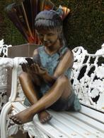 statue une fille assise et l oiseau en bronze patiné ., Jardin & Terrasse, Statues de jardin, Animal, Autres matériaux, Enlèvement ou Envoi