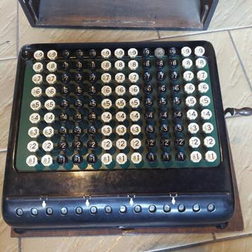 Antieke Burroughs mechanische rekenmachine in koffer beschikbaar voor biedingen
