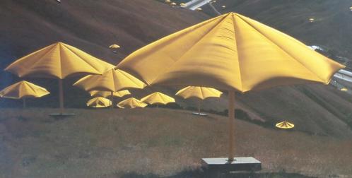 CHRISTO / THE UMBRELLAS JAPAN / KLEUROFFSET / 64x95cm, Antiek en Kunst, Kunst | Litho's en Zeefdrukken, Ophalen of Verzenden