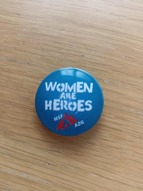 Badge broche Women are heroes MSF AZG, Verzamelen, Speldjes, Pins en Buttons, Zo goed als nieuw, Ophalen of Verzenden