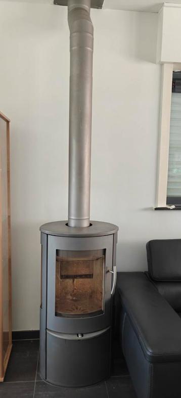Moderne houtkachel beschikbaar voor biedingen