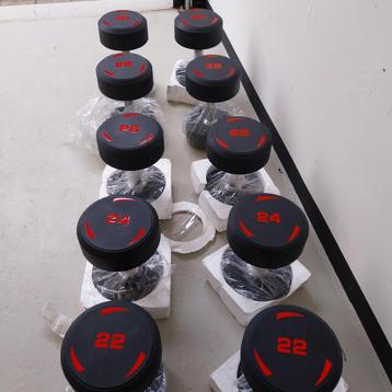Nieuwe in verpakking urethane dumbells 22,24,26,28,30 kilo  beschikbaar voor biedingen