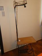 Lampadaire avec tablette en bois + porte-revues en fer forgé, Maison & Meubles, Lampes | Lampadaires, Métal, Vintage, 150 à 200 cm