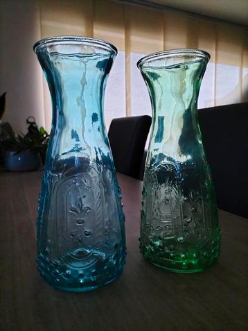 Twee stijlvolle vazen (blauw en groen) beschikbaar voor biedingen