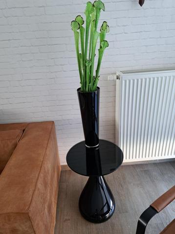 Bijzettafel met kunstplant design beschikbaar voor biedingen