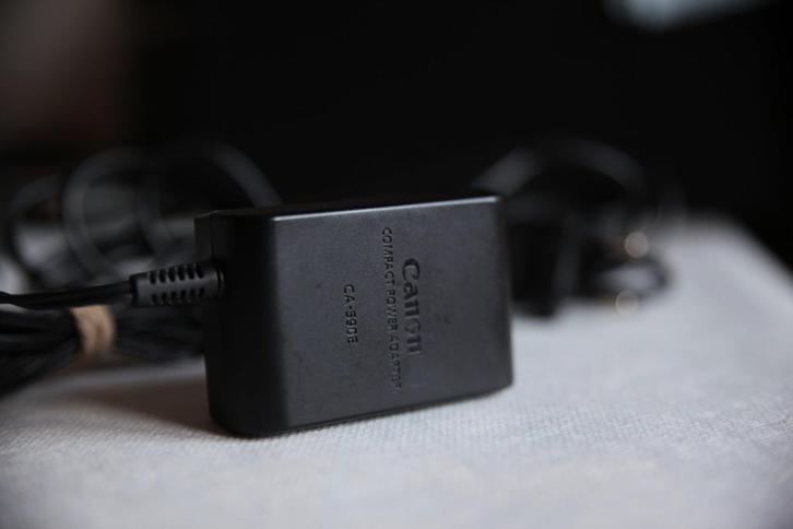 Canon CA-590E oplader, Audio, Tv en Foto, Opladers, Gebruikt, Ophalen of Verzenden
