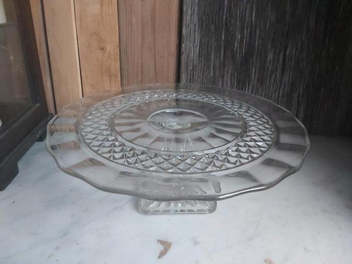 Mooi vormgegeven grote glazen taart schaal op voet, Antiek en Kunst, Antiek | Glaswerk en Kristal, Ophalen of Verzenden