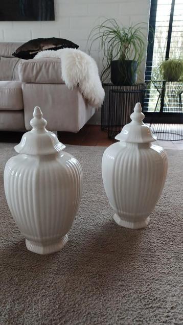 2 vases identiques - jarre avec couvercles